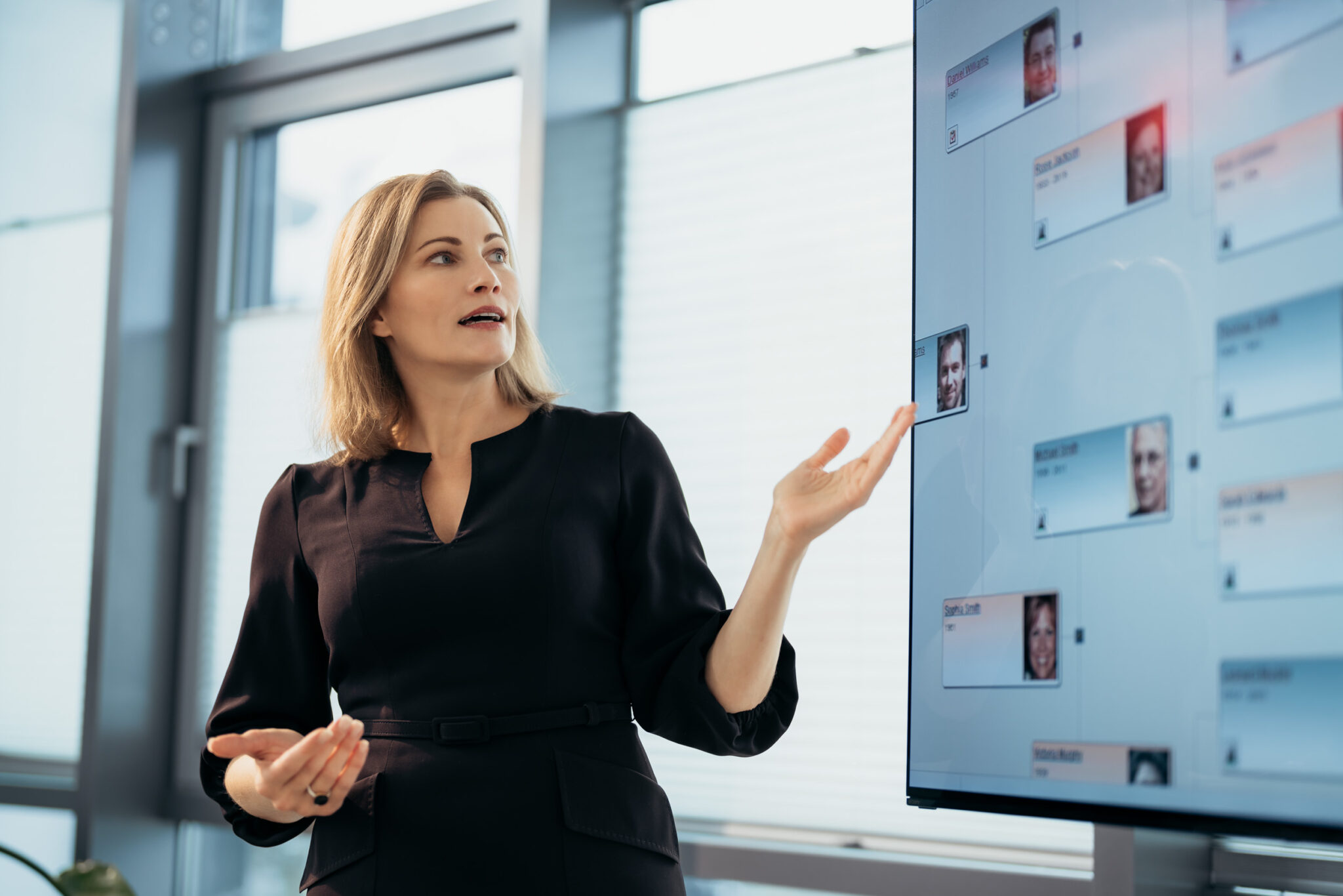 Vortrag einer Geschäftsfrau vor einer Leinwand