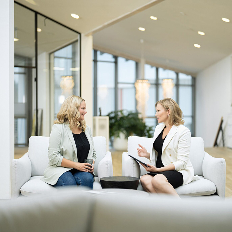 Zwei Frauen unterhalten sich
