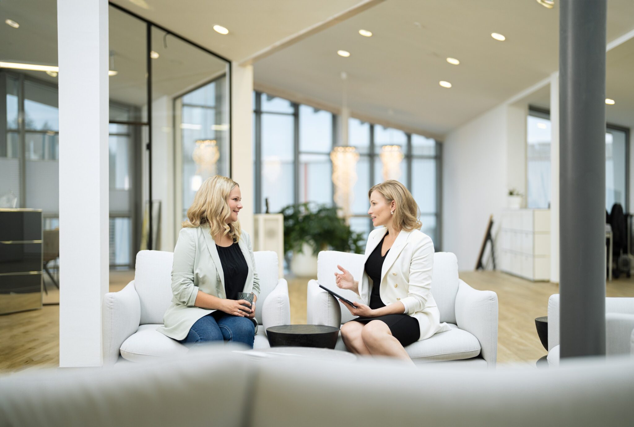 Zwei Frauen unterhalten sich